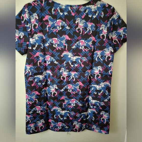 4 scrub tops - Picture 2 of 8